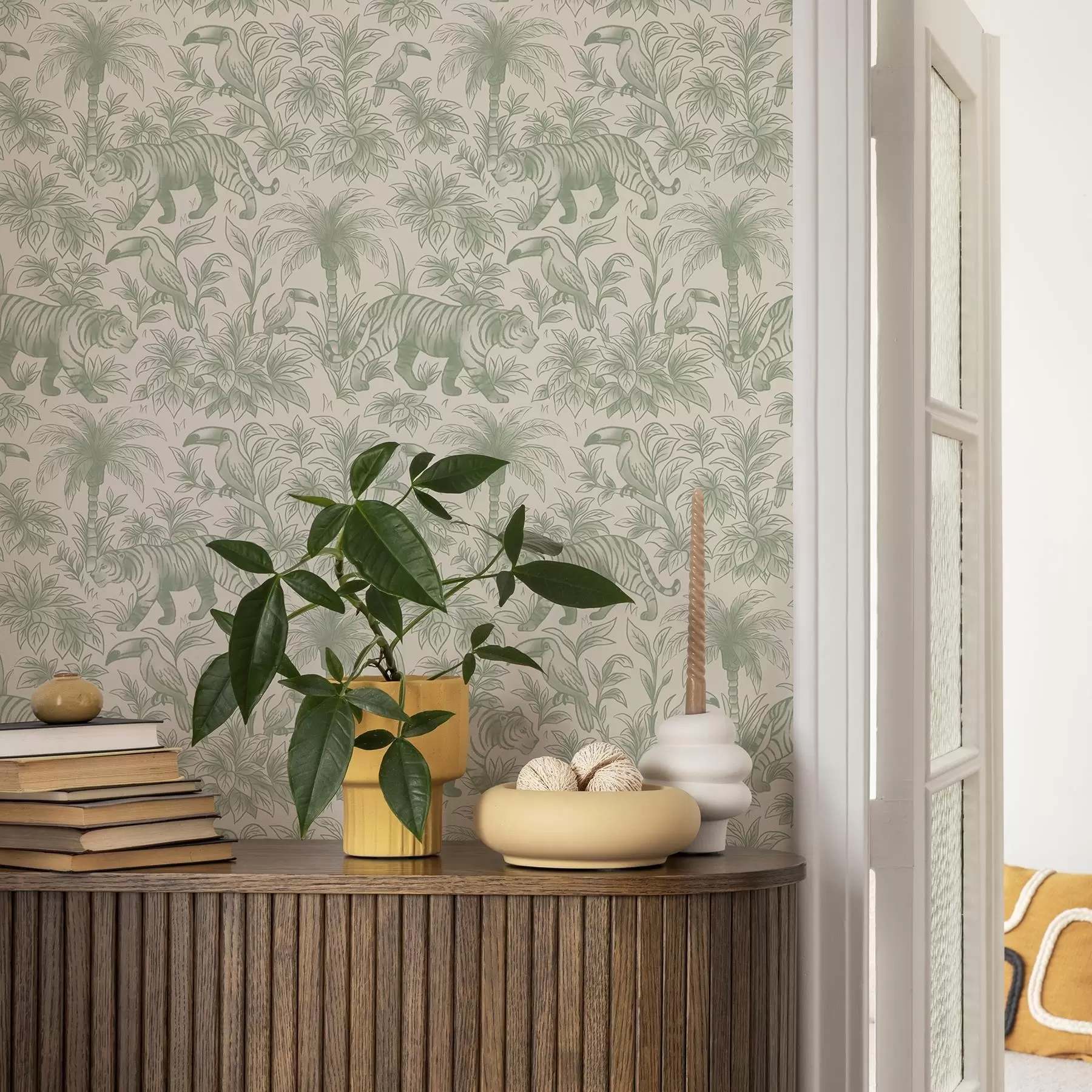 Fotobehang Tijgers en tropische vogels tussen palmbomen op een lichte achtergrond a00711