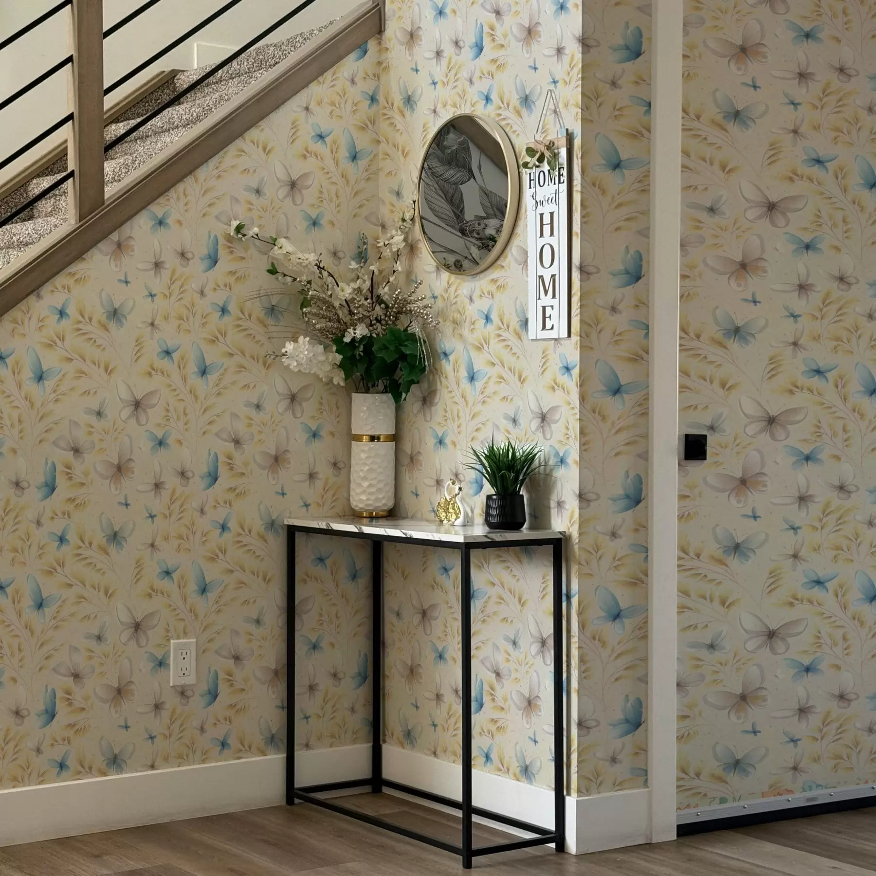 Fotobehang Lichte vlinders tussen gele bladeren op een lichte achtergrond a00795