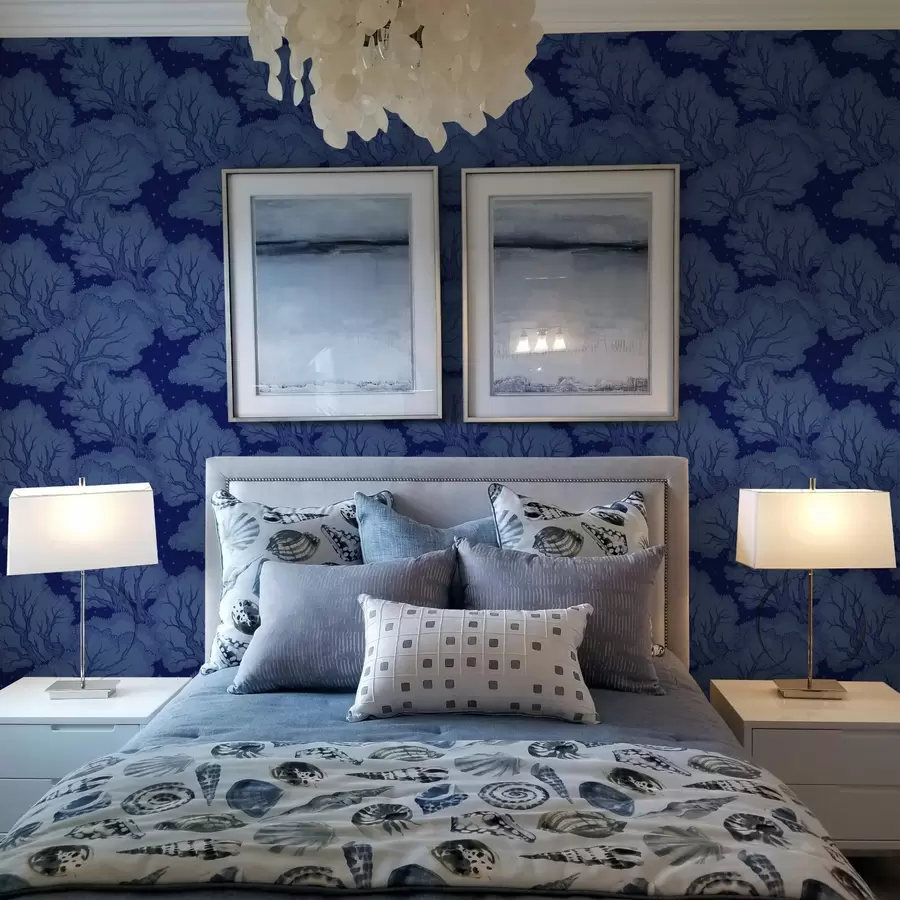 Papier peint photo Silhouettes d'arbres sous un ciel étoilé dans des tons bleus a00798