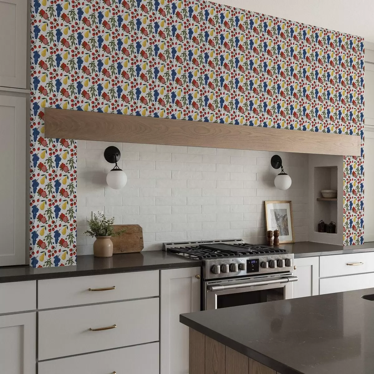 Behang Sappig fruit: granaatappels, druiven, peren op een witte achtergrond a00801