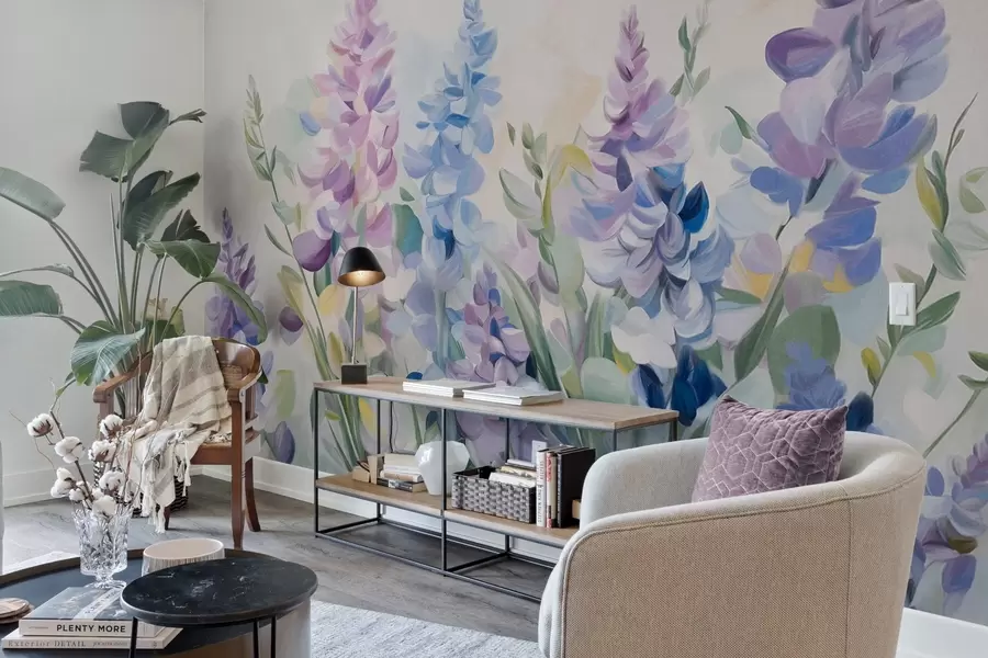 Fotobehang Paarse en blauwe bloemen met textuur en blauwe bladeren, lichte achtergrond, zachte penseelstreken, levendige kleuren w09482