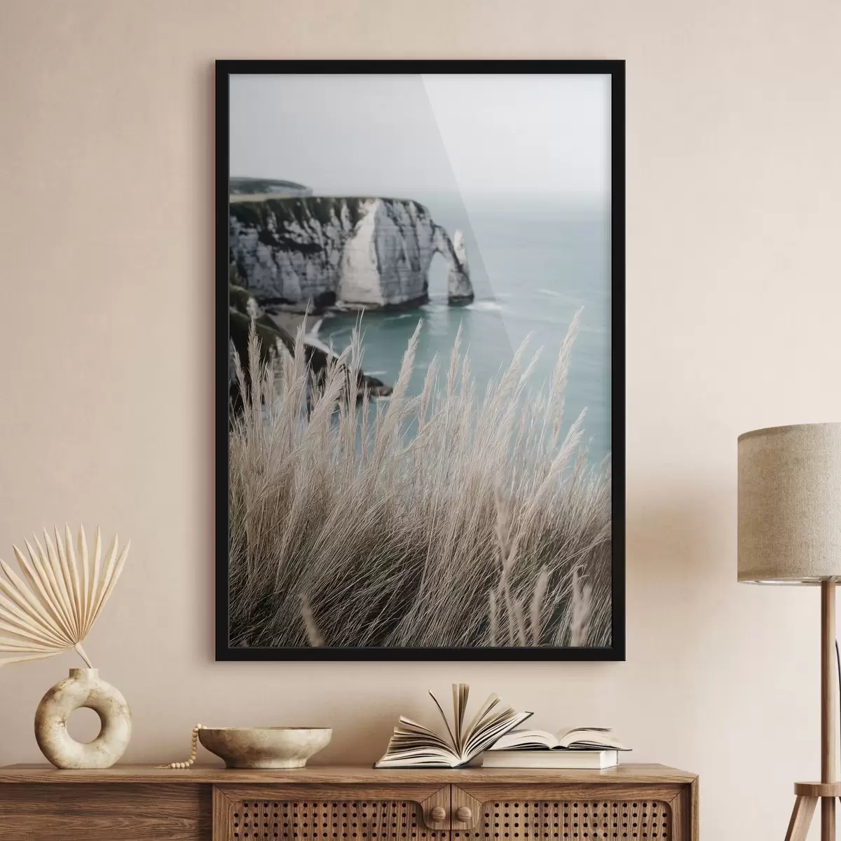 Poster Zee en rotsboog, uitzicht door droog gras f46142