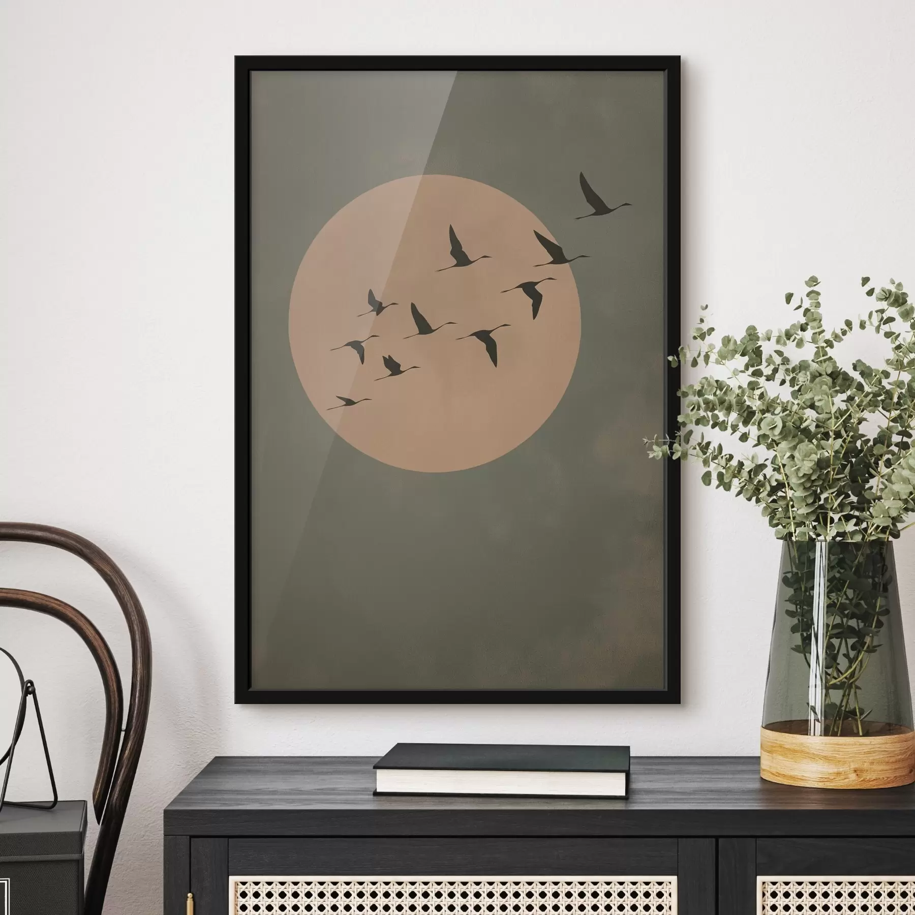 Fotobehang Een zwerm vogels die tegen een grote warme maan vliegt f46162