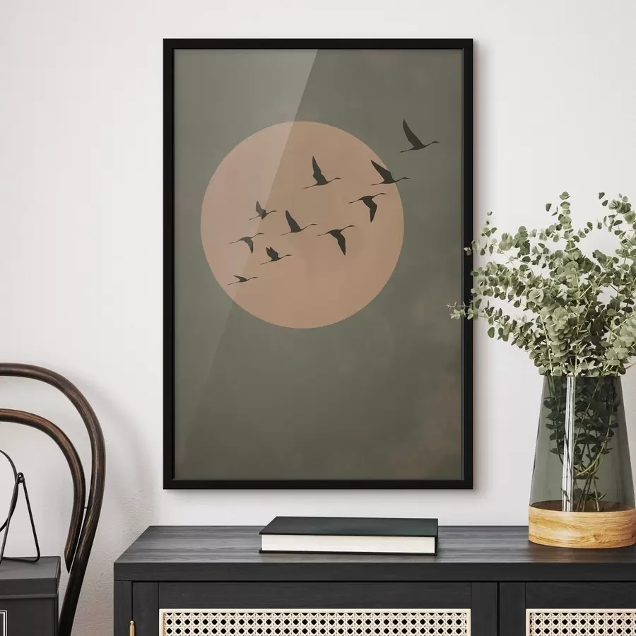 Fotobehang Een zwerm vogels die tegen een grote warme maan vliegt f46162