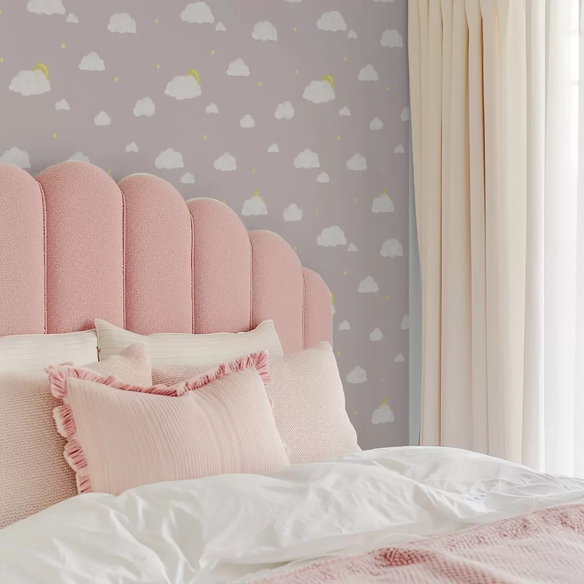 Papier peint Nuages cotonneux, étoiles et soleil sur fond gris rosé a00652v2