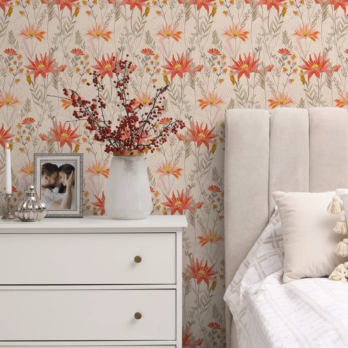 Behang Wilde bloemen in warme tinten op beige achtergrond a00751