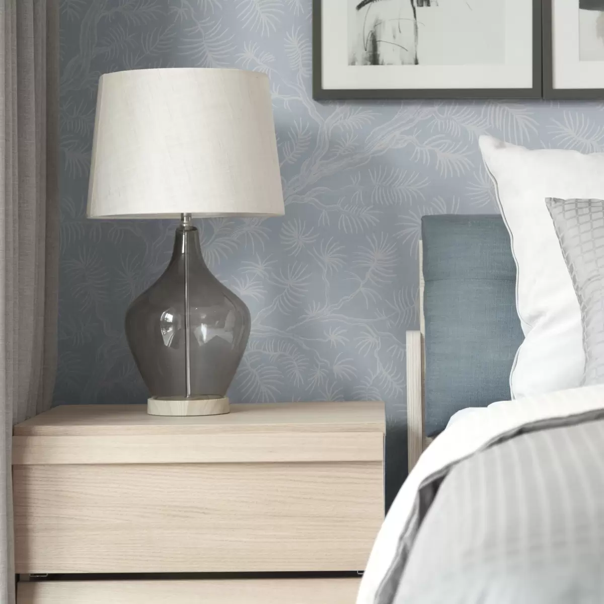 Papier peint Branches de pin dans des tons clairs sur fond bleu a00838