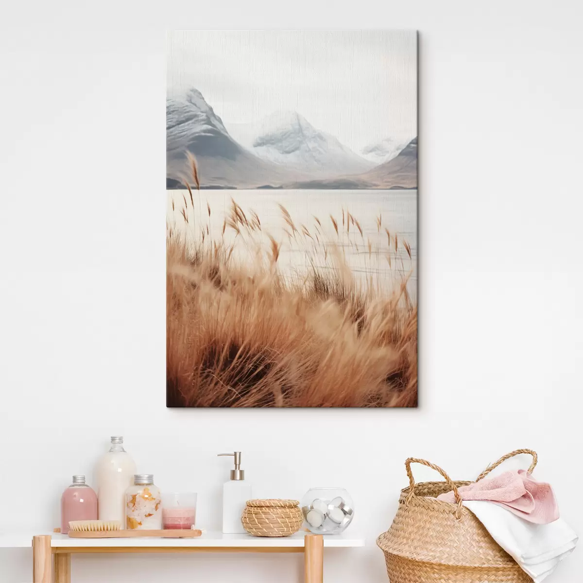  Schilderijen Pampasgrasveld voor een meerlandschap met besneeuwde bergen op de achtergrond, zacht licht s46282