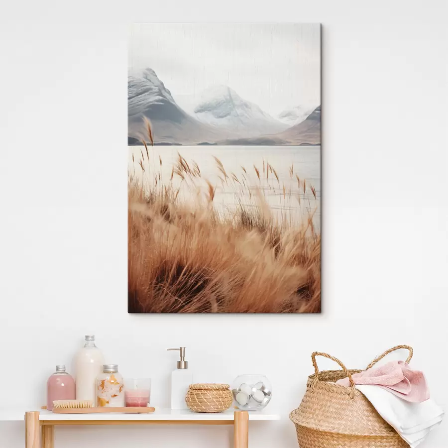  Schilderijen Pampasgrasveld voor een meerlandschap met besneeuwde bergen op de achtergrond, zacht licht s46282