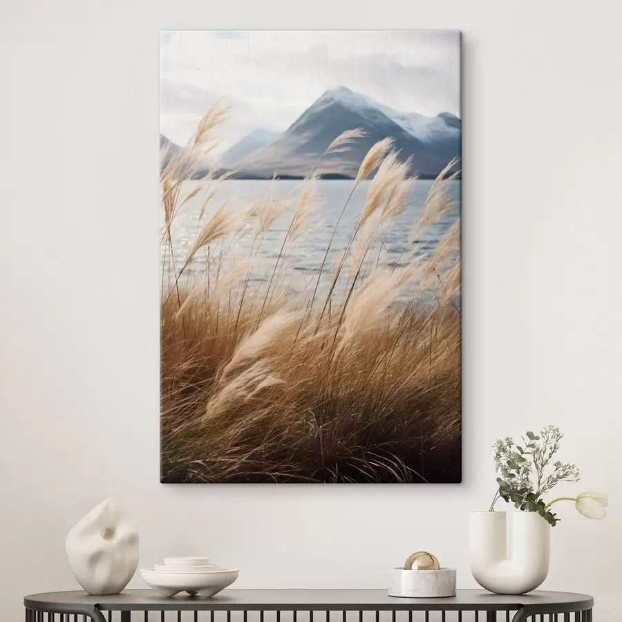  Schilderijen Pampagras met een meer en bergen op de achtergrond, zachte belichting, gedempte kleuren, naturalistische stijl s46283