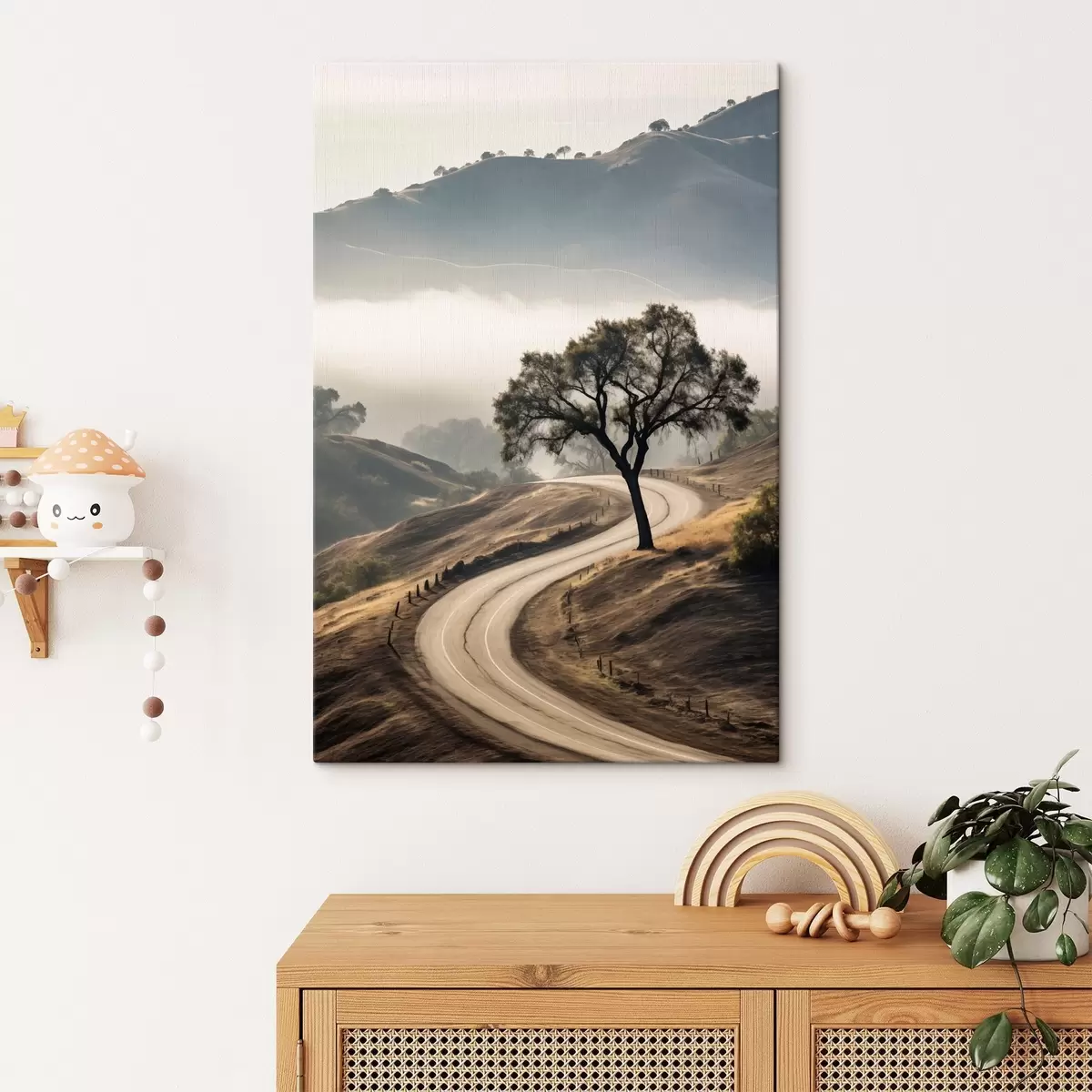  Peintures Une route sinueuse à travers des collines vallonnées avec un arbre au premier plan, le fond avec du brouillard et des montagnes s46288