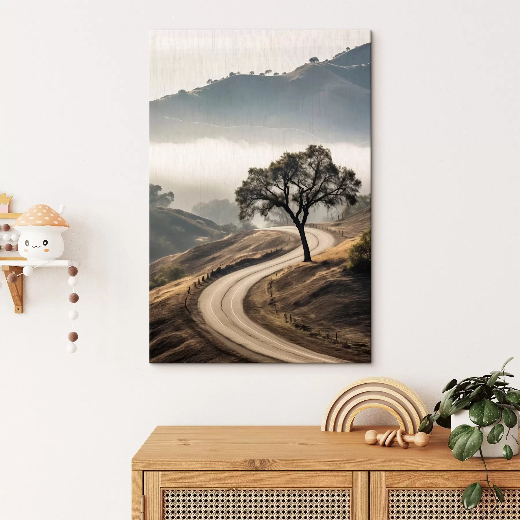  Peintures Une route sinueuse à travers des collines vallonnées avec un arbre au premier plan, le fond avec du brouillard et des montagnes s46288