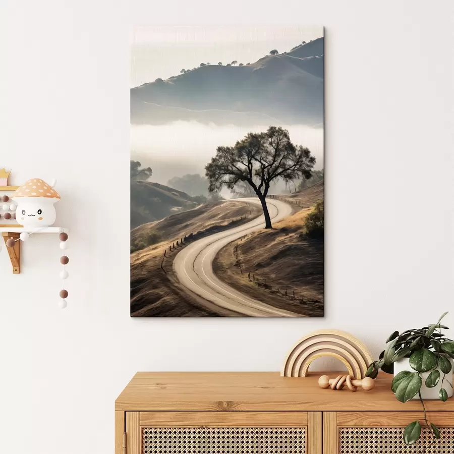  Peintures Une route sinueuse à travers des collines vallonnées avec un arbre au premier plan, le fond avec du brouillard et des montagnes s46288