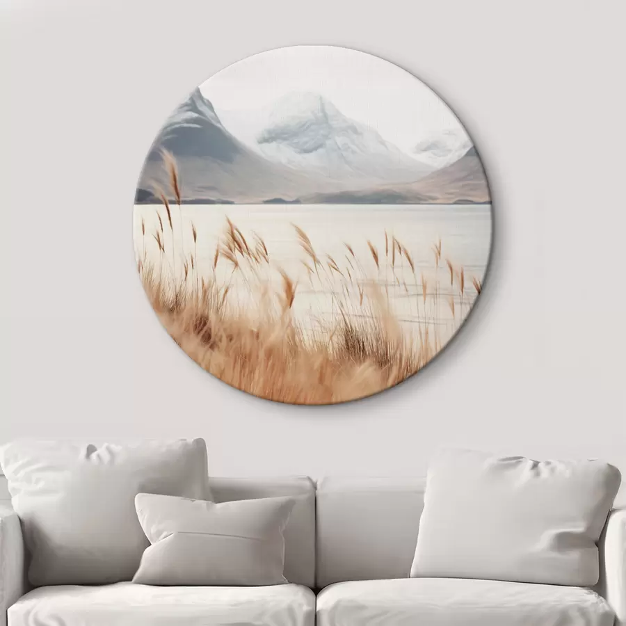  Peintures Champ d'herbes de la pampa devant un paysage lacustre avec des montagnes enneigées en arrière-plan, lumière douce r46282