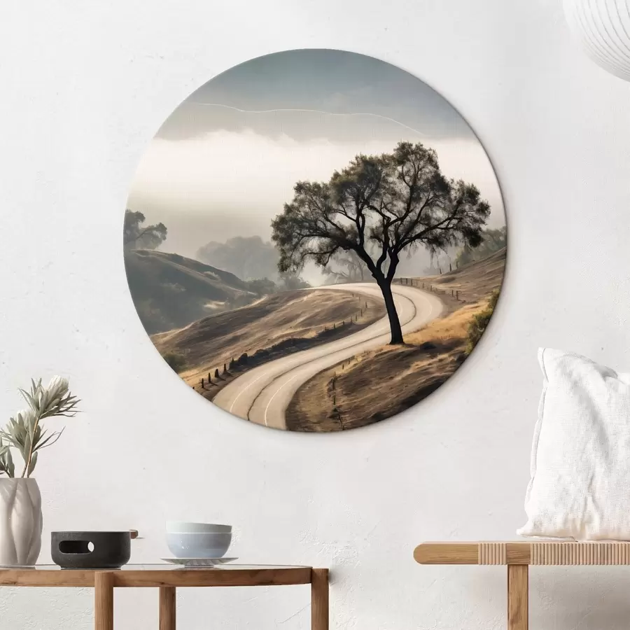  Peintures Une route sinueuse à travers des collines vallonnées avec un arbre au premier plan, le fond avec du brouillard et des montagnes r46288
