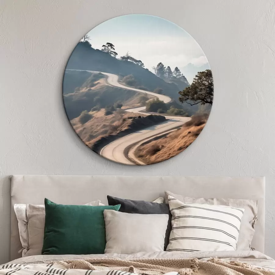  Peintures Une route sinueuse à travers un paysage vallonné recouvert d'herbe sèche, sous un ciel clair, avec des montagnes au loin r46289