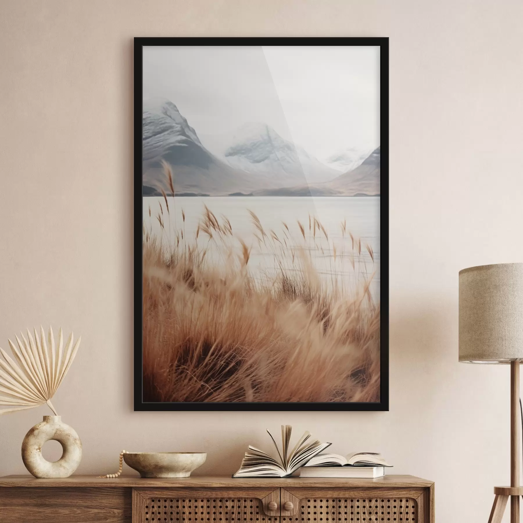 Fotobehang Pampasgrasveld voor een meerlandschap met besneeuwde bergen op de achtergrond, zacht licht f46282