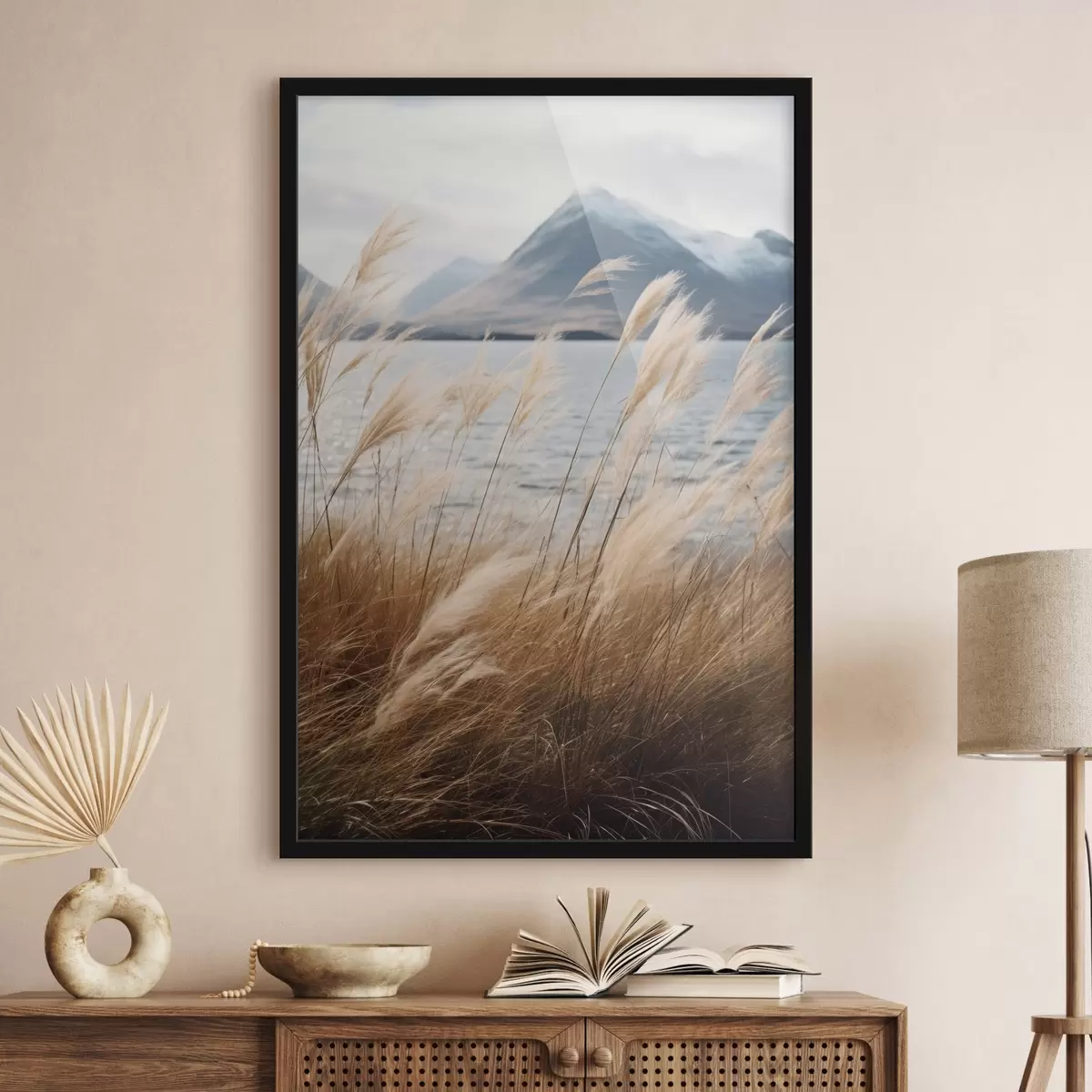 Affiche Herbe de la pampa avec un lac et des montagnes en arrière-plan, éclairage tamisé, couleurs douces, style naturaliste f46283