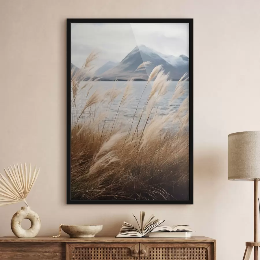 Papier peint photo Herbe de la pampa avec un lac et des montagnes en arrière-plan, éclairage tamisé, couleurs douces, style naturaliste f46283