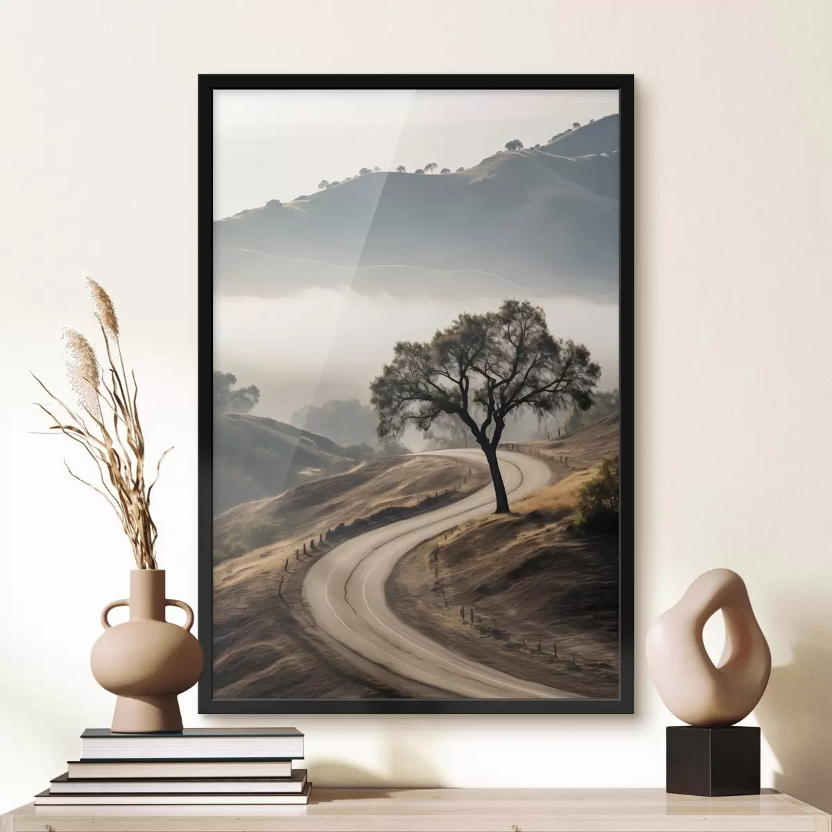 Affiche Une route sinueuse à travers des collines vallonnées avec un arbre au premier plan, le fond avec du brouillard et des montagnes f46288