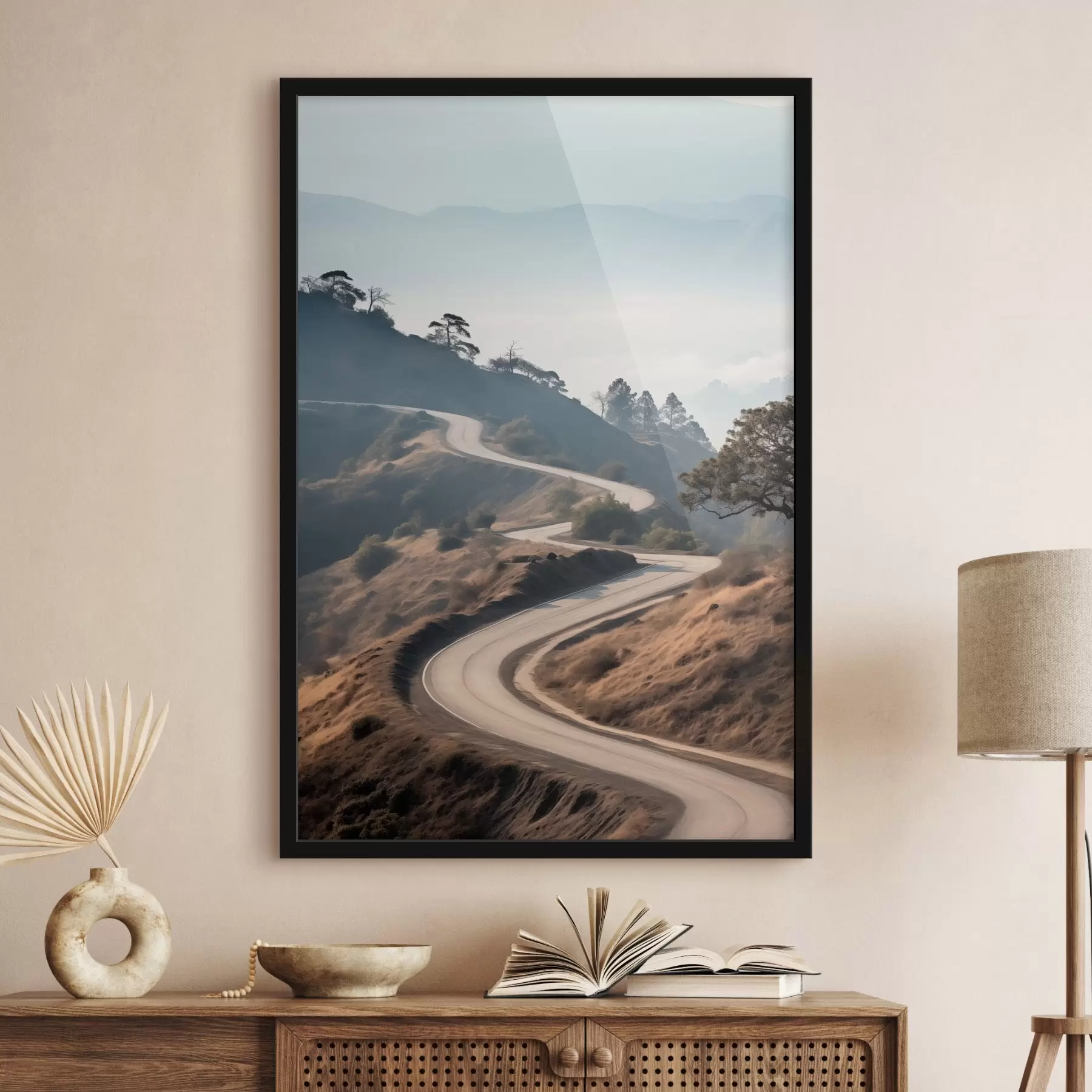 Fotobehang Een kronkelende weg door een heuvelachtig landschap met droog gras onder een heldere hemel en bergen in de verte f46289