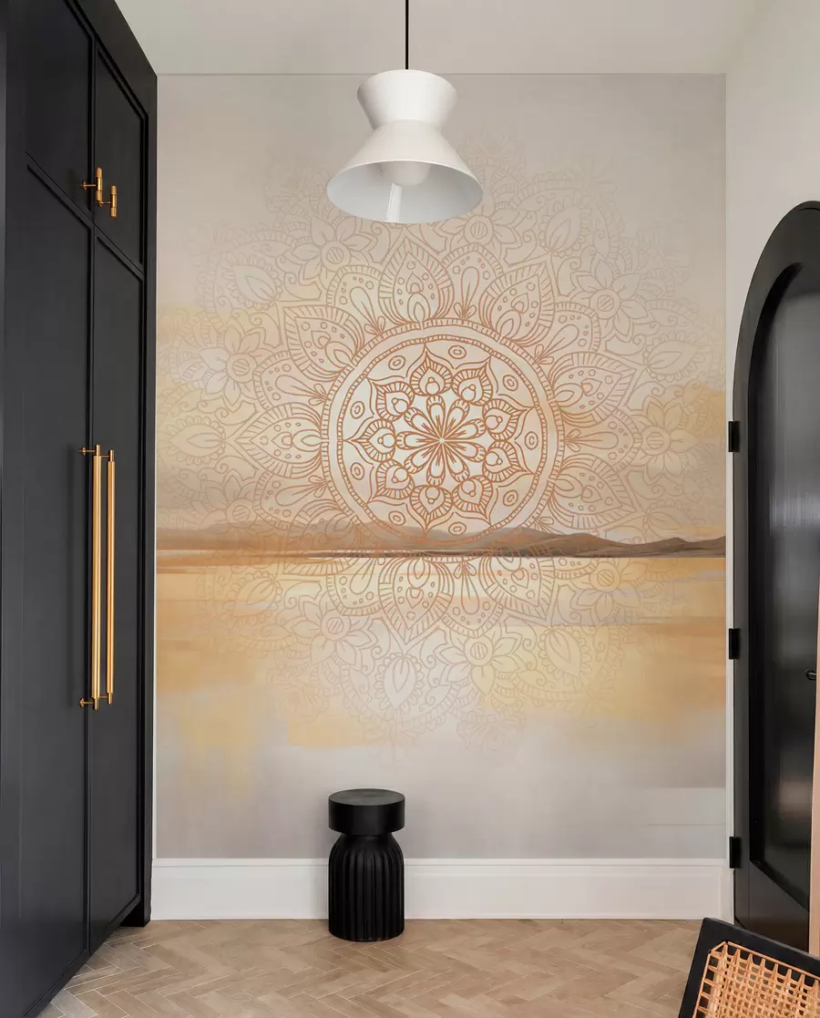 Papier peint photo Motif mandala symétrique texturé superposé à un paysage représentant la mer, des collines et le ciel, dans des couleurs pastel douces w09491