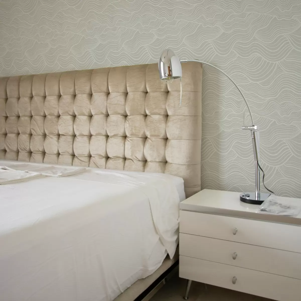 Papier peint Vagues sur fond gris-olive avec texture tissu a00681