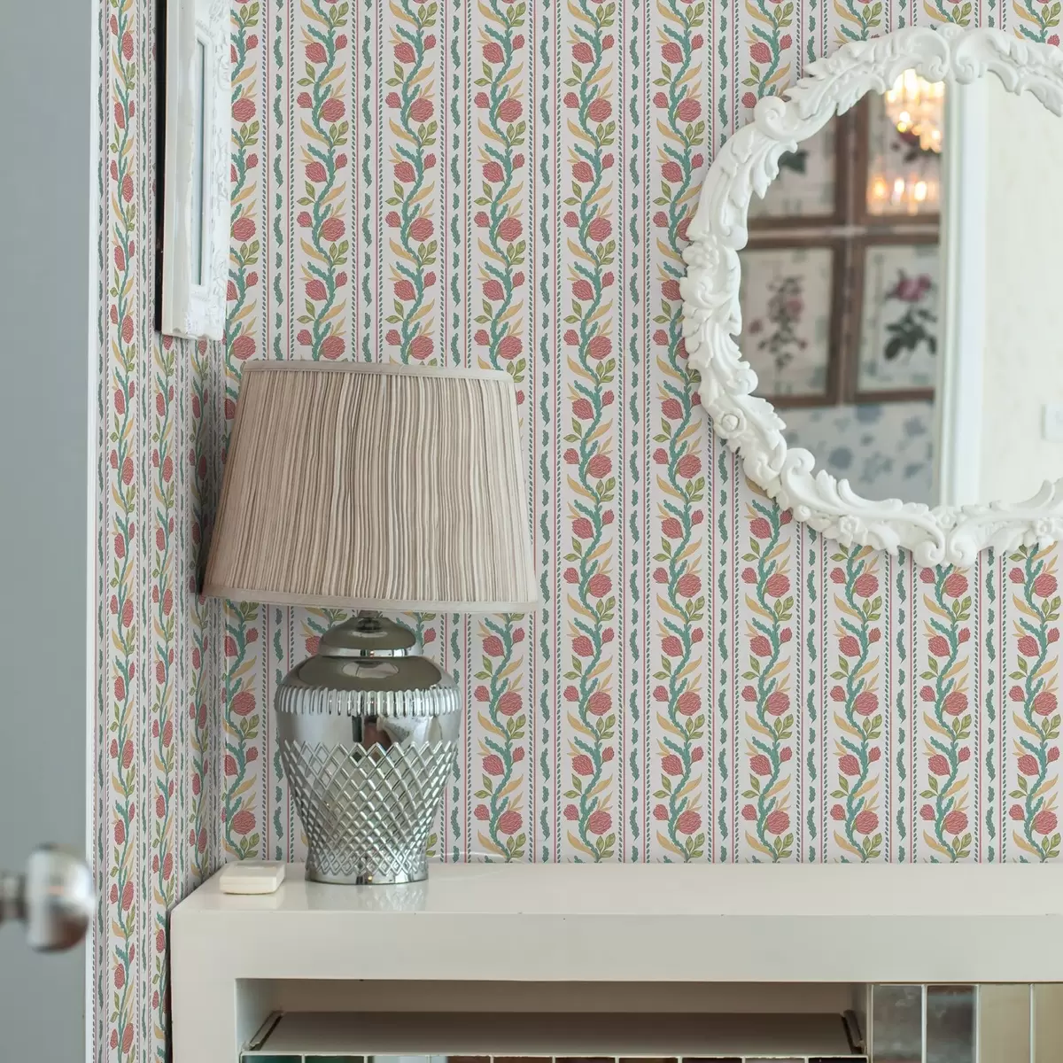 Behang Verticale strepen met koraalkleurige bloemen en turquoise bladeren a00816