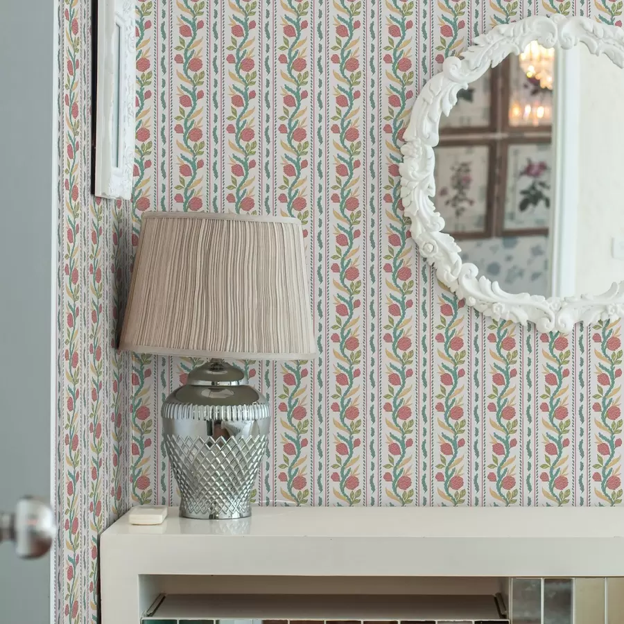 Fotobehang Verticale strepen met koraalkleurige bloemen en turquoise bladeren a00816