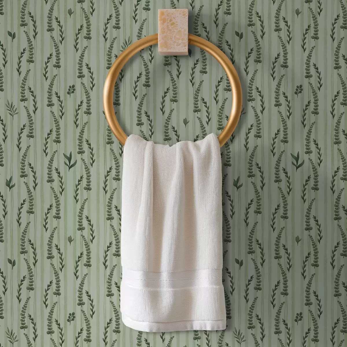 Behang Dichtbegroeid groen gras en scheuten op munt met strepen a00819