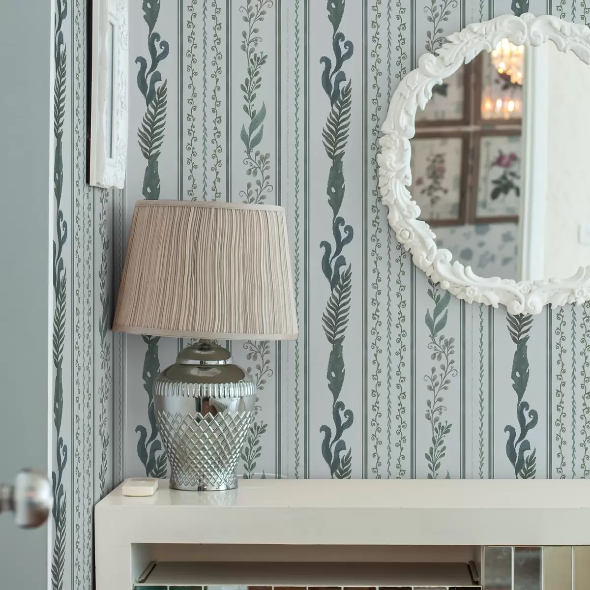 Behang Strepen met takken en krullen op koel lichtblauw a00823v1