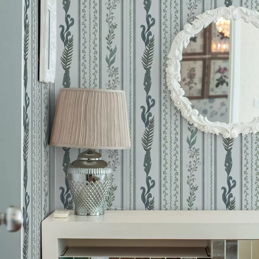 Papier peint photo Rayures avec branches et boucles sur fond bleu clair froid a00823v1