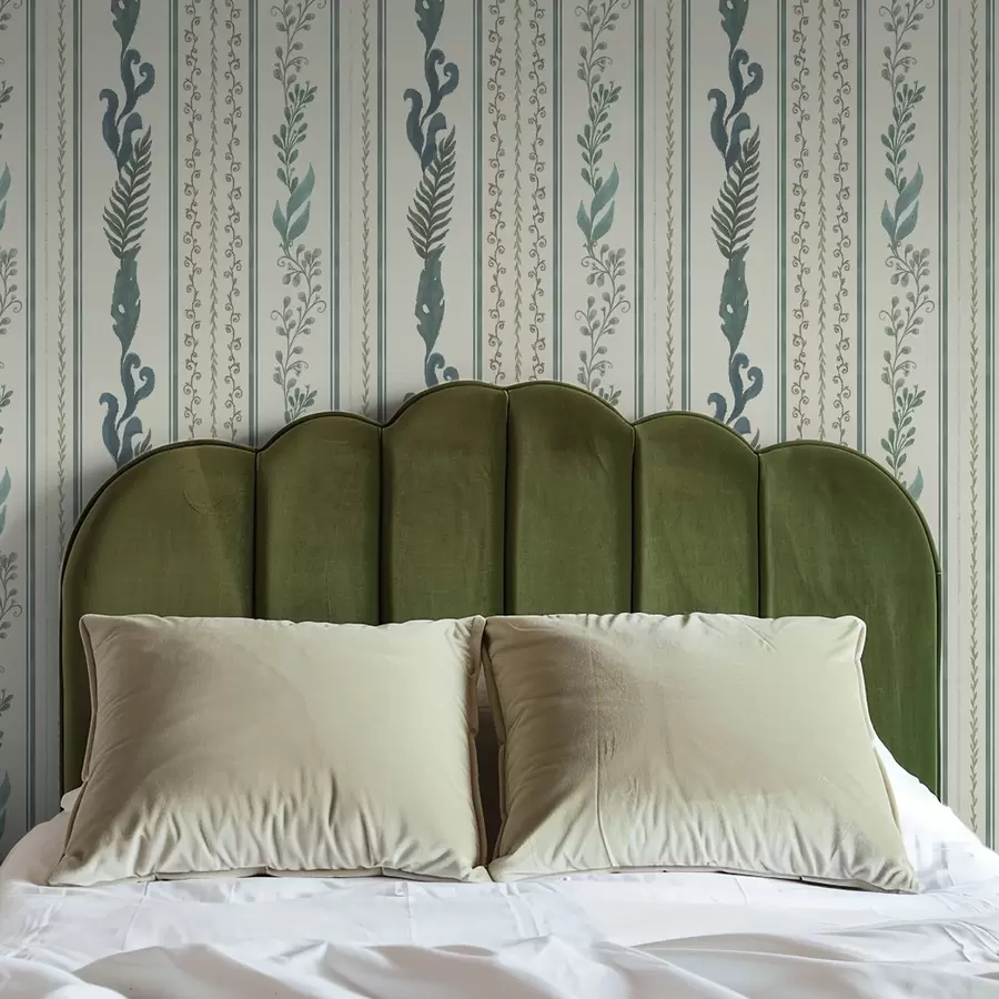 Papier peint photo Rayures avec des branches et des boucles sur un fond laiteux chaud a00823v2