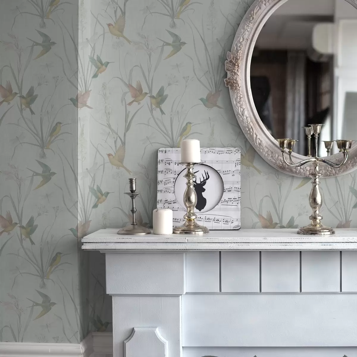 Papier peint Oiseaux parmi les herbes des prairies sur fond gris clair a00776v1