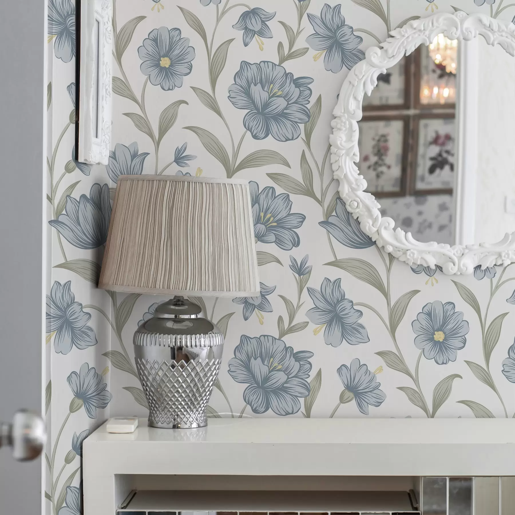 Fotobehang Stoffige blauwe bloemen met olijfbladeren op wit a00780