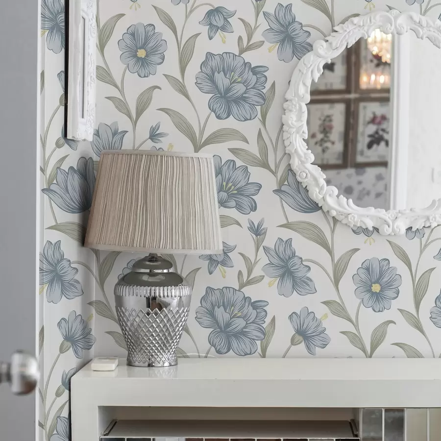 Fotobehang Stoffige blauwe bloemen met olijfbladeren op wit a00780