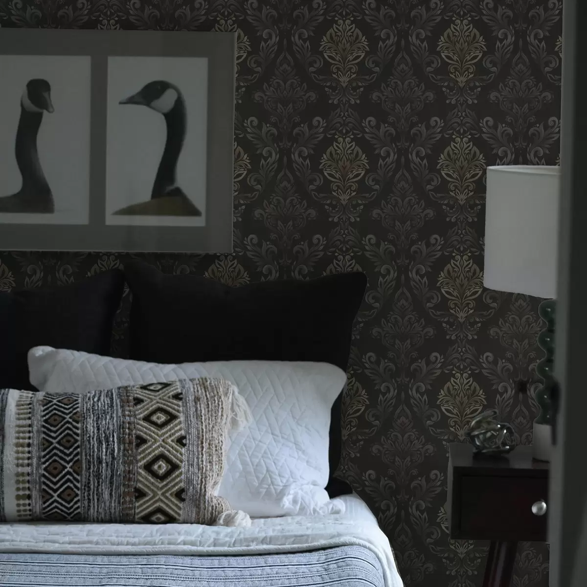 Papier peint Damas sur fond graphite foncé, accents olive-ocre a00828v5