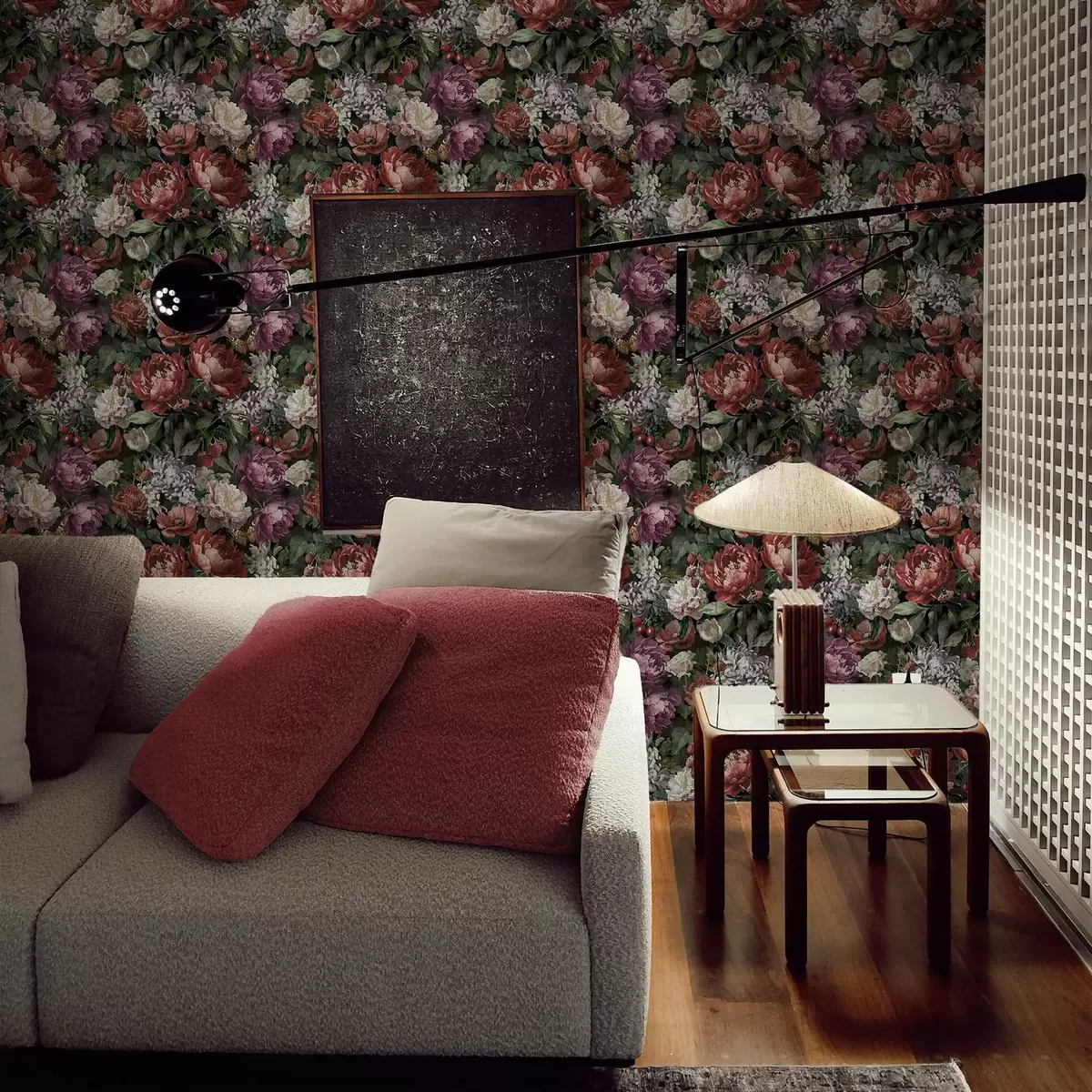 Behang Donkere dramatische pioenrozen, bessen en vlinder op zwart a00862