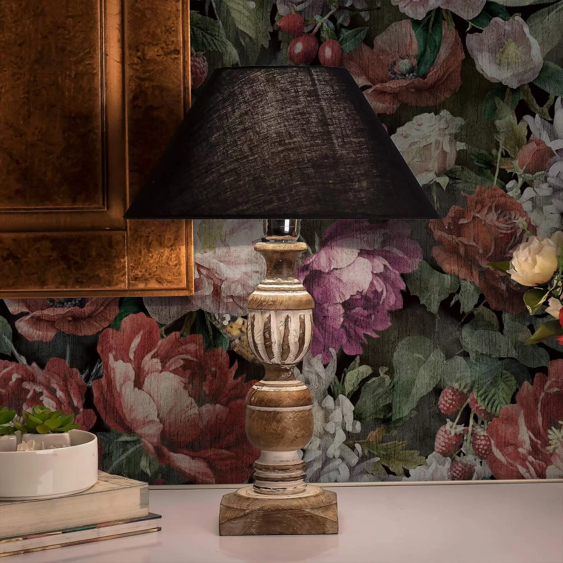 Papier peint photo Pivoines sombres et dramatiques, baies et papillon sur fond noir a00862