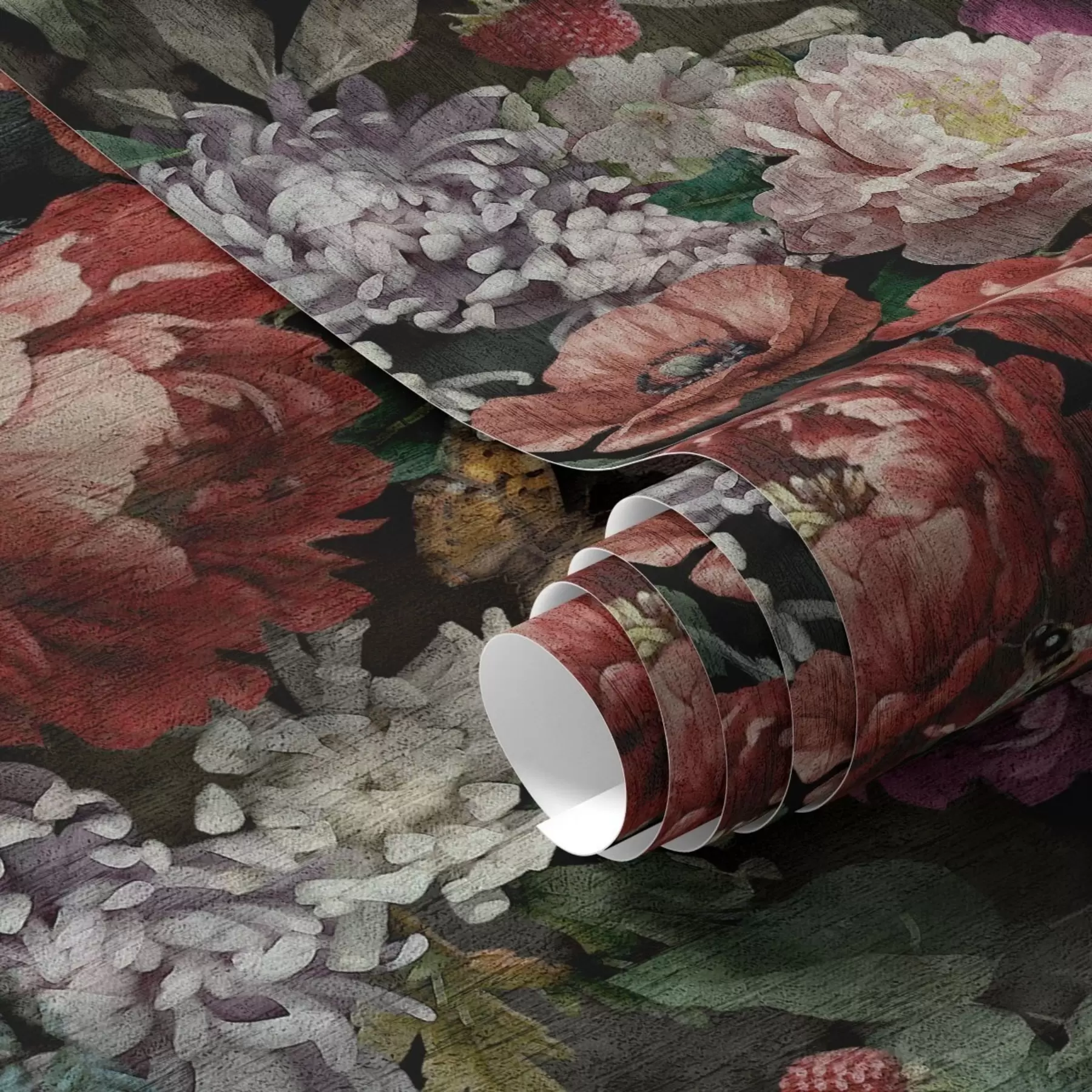 Papier peint photo Pivoines sombres et dramatiques, baies et papillon sur fond noir a00862