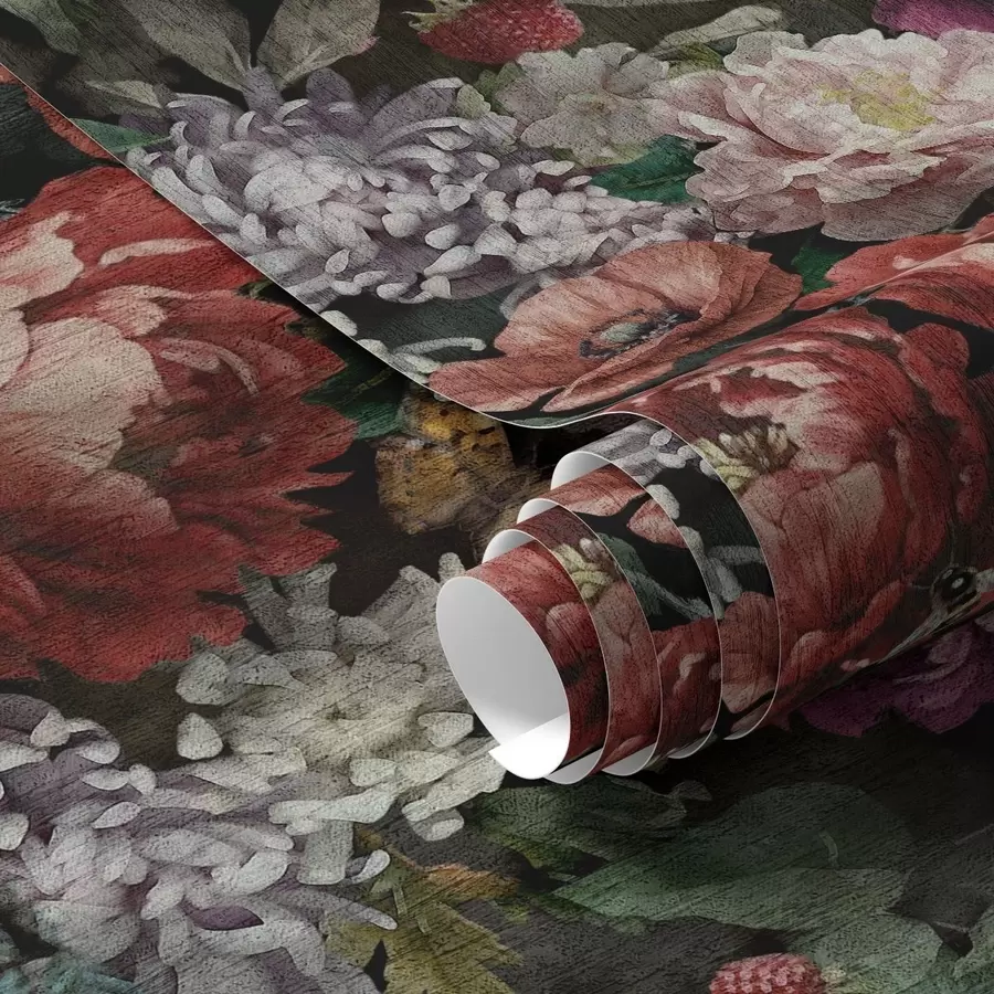 Papier peint photo Pivoines sombres et dramatiques, baies et papillon sur fond noir a00862