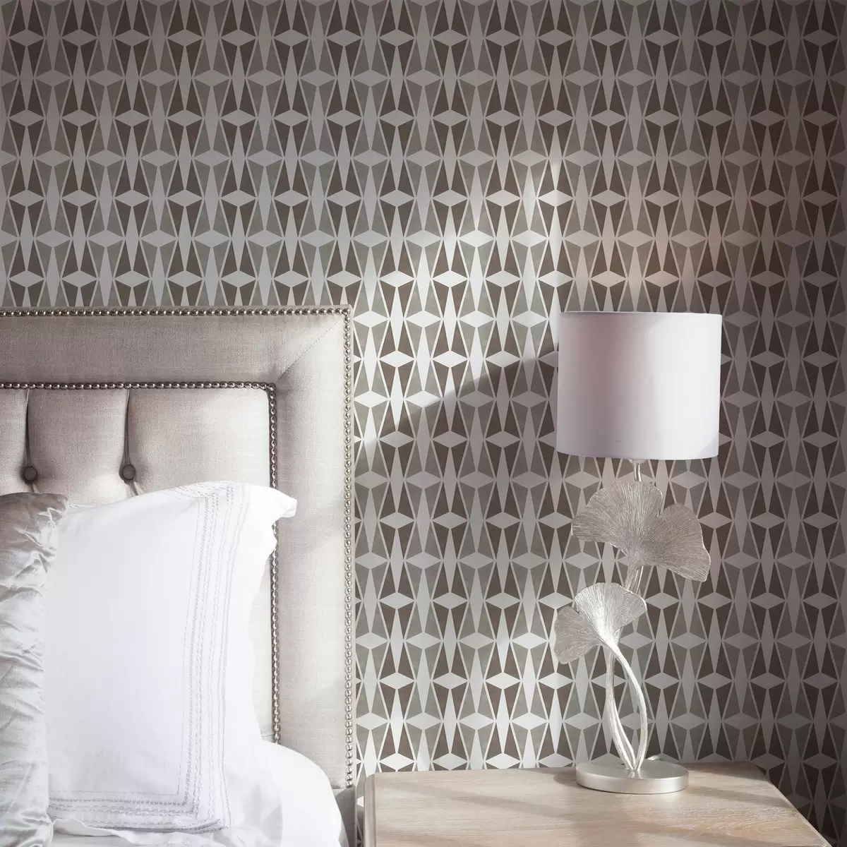 Behang Taupe en witte diamantpatronen, mid-century gevoel a00905