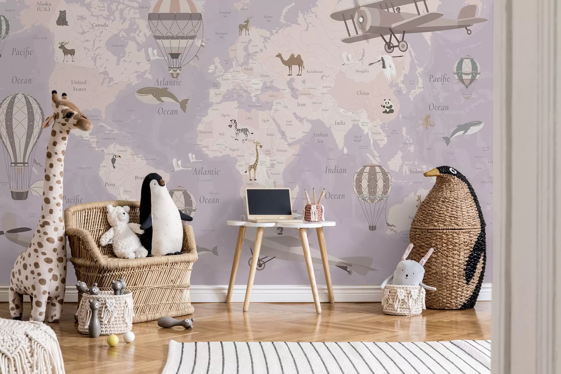 Papier peint photo Carte du monde pour enfants avec des animaux, des avions et des montgolfières. En anglais. Couleur violette. c00003env4