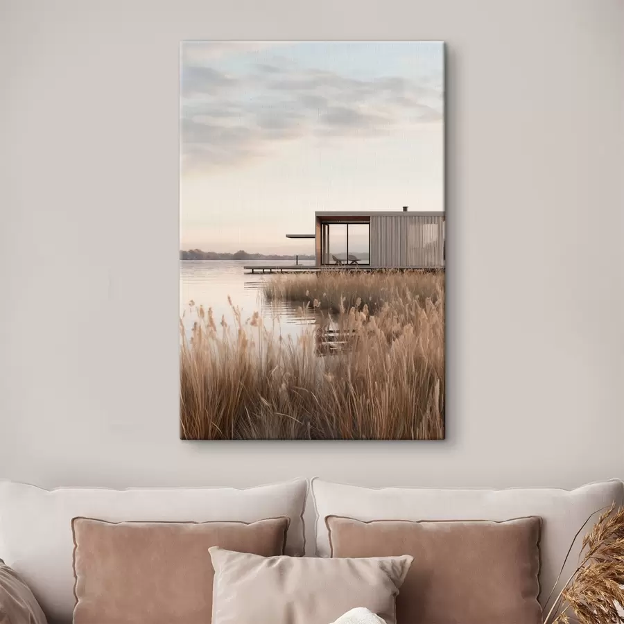  Peintures Cabane moderne au bord d'un lac, parmi les roseaux, au crépuscule s46513