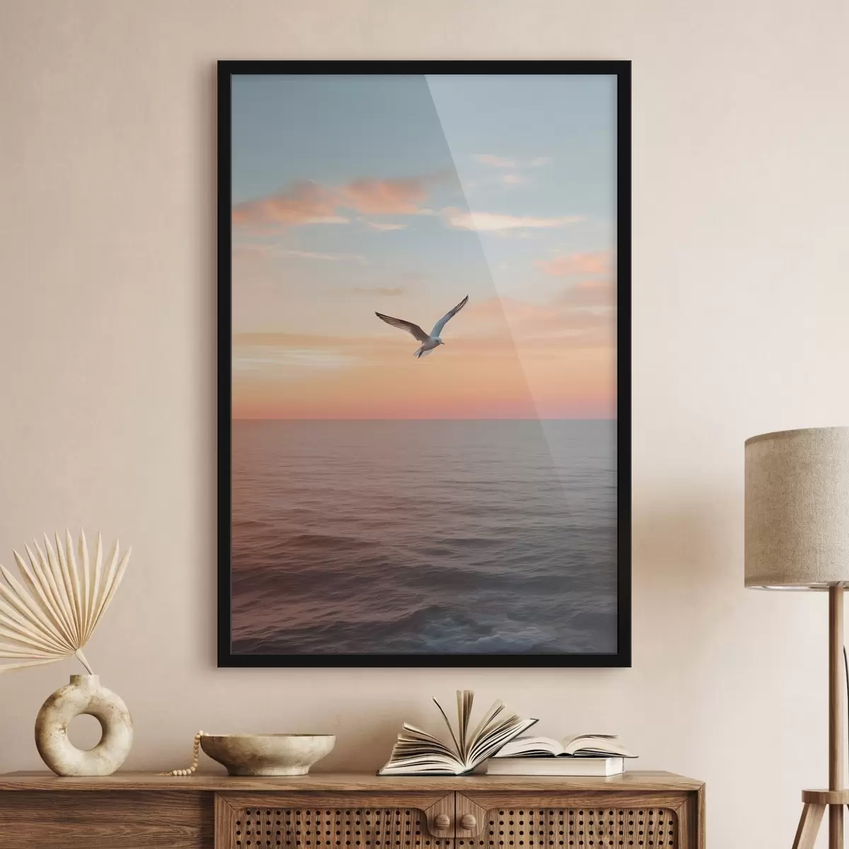 Affiche Mouette au-dessus de la mer, au coucher de soleil rose-pêche f46520