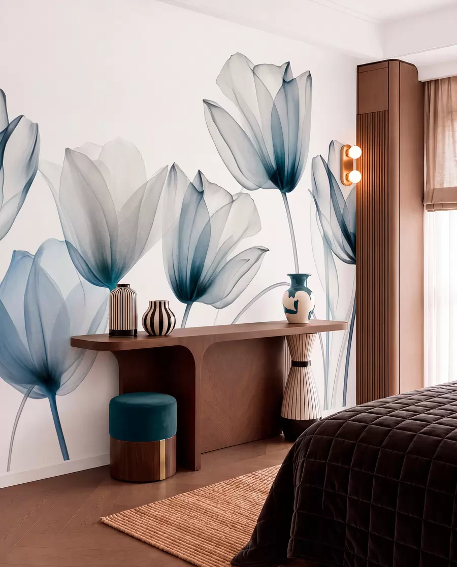 Papier peint photo Fleurs de tulipes bleues et blanches translucides à longues tiges, sur fond clair, art floral délicat et texturé w09538