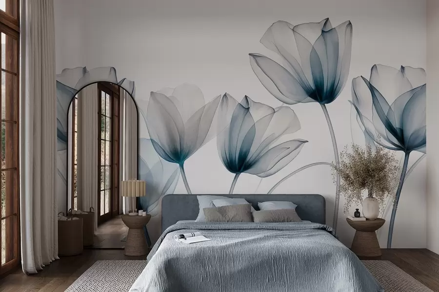 Fotobehang Doorschijnende blauwe en witte tulpenbloemen met lange stelen, tegen een lichte achtergrond, delicate en gestructureerde bloemenkunst w09538