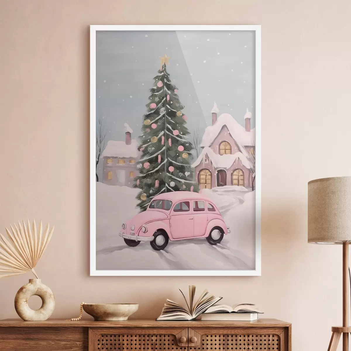 Affiche Voiture rose et sapin de Noël décoré devant la maison f46621