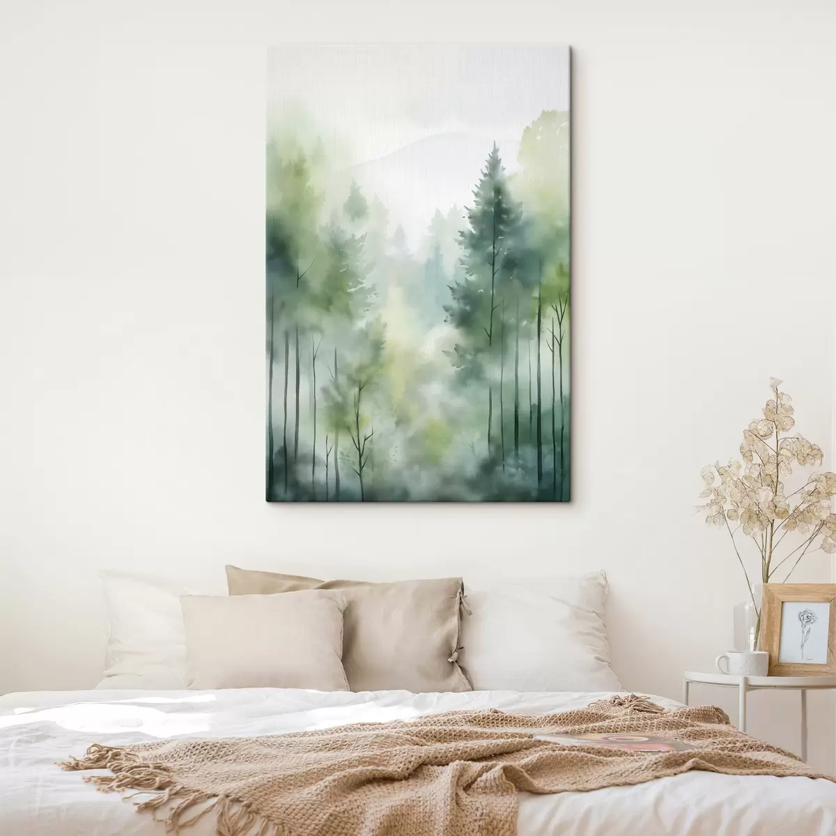  Schilderijen Aquarelschilderij dat een mistig bos met hoge dennenbomen en bergen op de achtergrond imiteert s46690