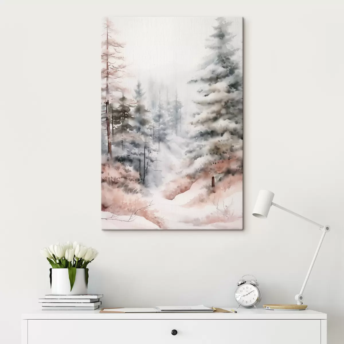  Schilderijen Hoge dennenbomen bedekt met sneeuw, staande in een mistig bos, een zacht, gedempt winters tafereel s46702